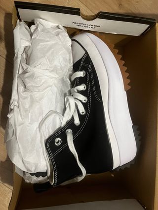 Playeras Converse Negras y Blancas