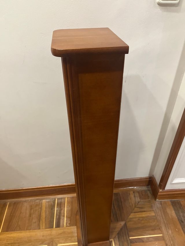 Columna de madera para CDs