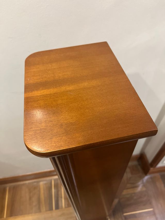 Columna de madera para CDs