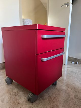 Cajonera roja con ruedas