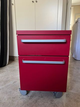 Cajonera roja con ruedas