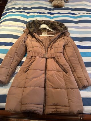 Chaqueta marrón acolchada con capucha