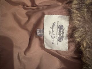 Chaqueta marrón acolchada con capucha