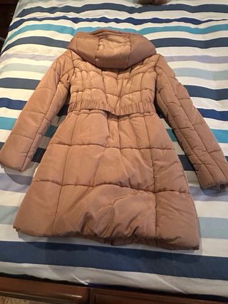 Chaqueta marrón acolchada con capucha