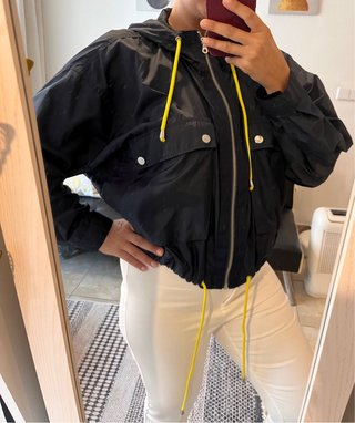 Chaqueta Zara con capucha y cordones