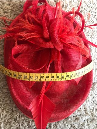 Tocado rojo con plumas