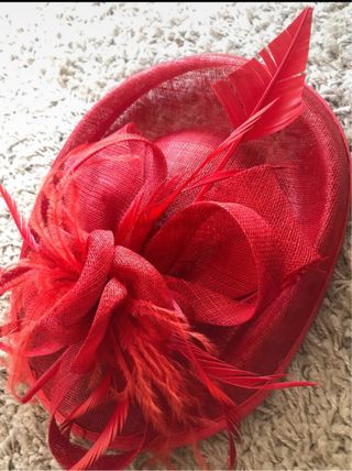 Tocado rojo con plumas