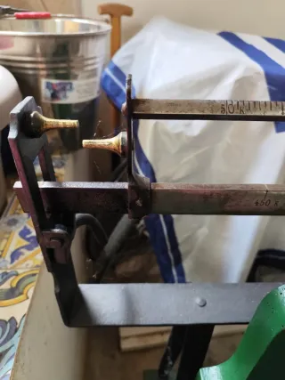 Báscula antigua de pesaje restaurada.