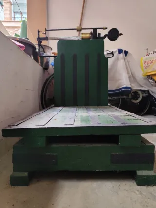 Báscula antigua de pesaje restaurada.