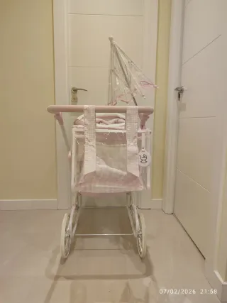 Carrito de muñecas rosa