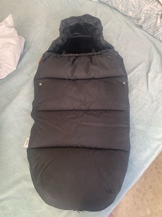 Saco de bebé negro acolchado.
