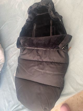 Saco de bebé negro acolchado.
