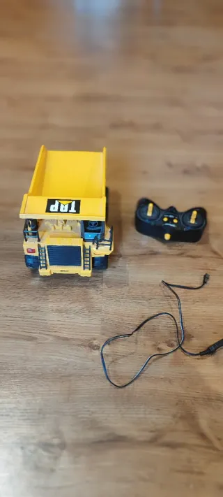 Camión volquete teledirigido amarillo