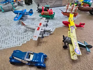 Colección Coches, Trenes y Aviones Kinder