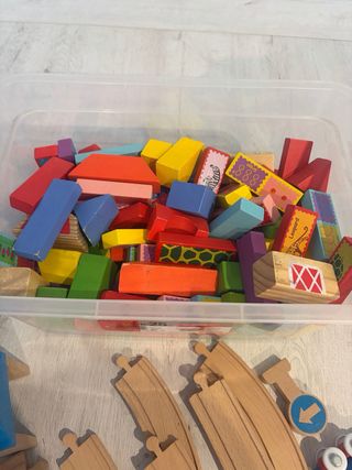 Juego de trenes y bloques de madera