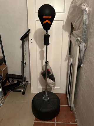 Saco de boxeo y guantes