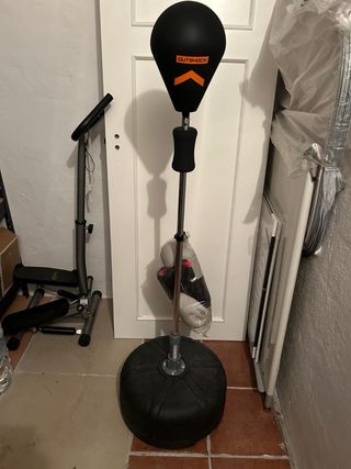 Saco de boxeo y guantes