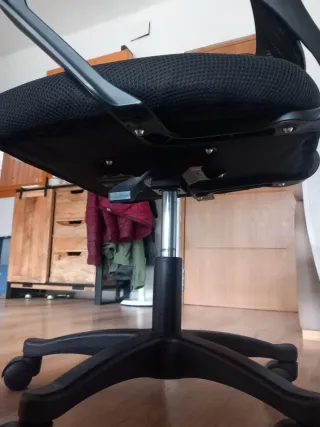 Silla de oficina negra ergonómica