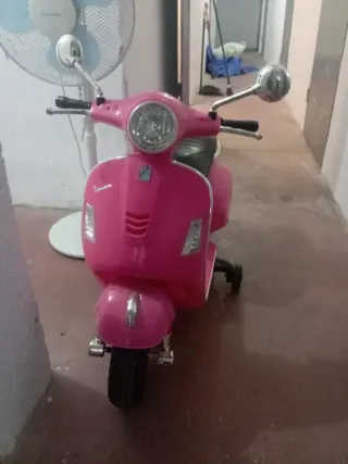 Moto Vespa Rosa Eléctrica Infantil no tiene cargad