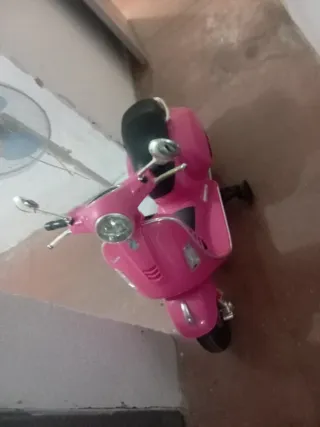 Moto Vespa Rosa Eléctrica Infantil no tiene cargad