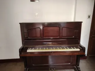 Piano vertical de madera oscura