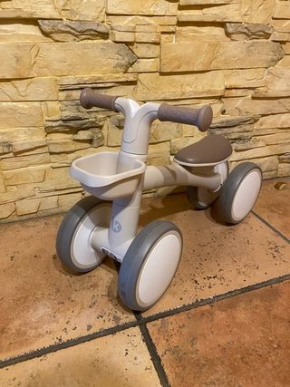 Bici de bebé marrón y blanca