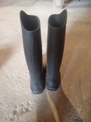 Kit de equitación con casco, botas, guantes.