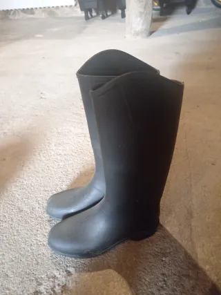 Kit de equitación con casco, botas, guantes.