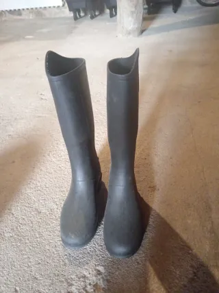 Kit de equitación con casco, botas, guantes.