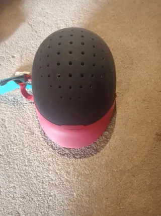 Kit de equitación con casco, botas, guantes.