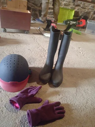 Kit de equitación con casco, botas, guantes.