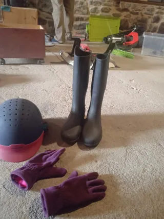 Kit de equitación con casco, botas, guantes.
