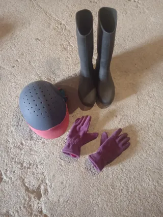 Kit de equitación con casco, botas, guantes.