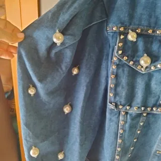 Cazadora vaquera tachuelas y perlas