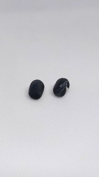 Pendientes ovalados negros con cierre a presión.
