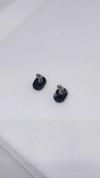 Pendientes ovalados negros con cierre a presión.