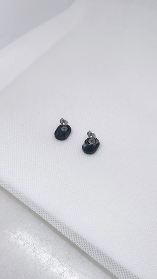 Pendientes ovalados negros con cierre a presión.