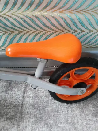 Bicicleta de equilibrio infantil naranja