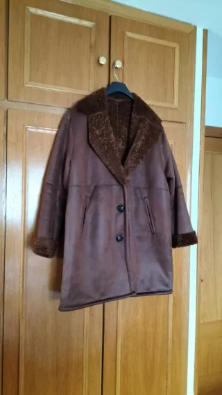Abrigo piel vuelta con borreguito
