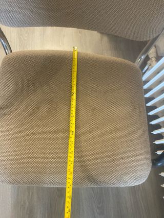 Silla de oficina beige y negra