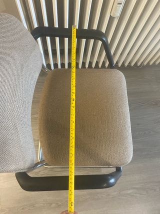 Silla de oficina beige y negra