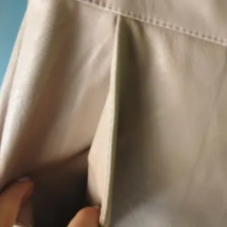 Pantalón polipiel mujer beige