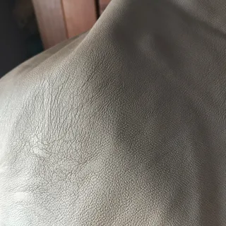 Pantalón polipiel mujer beige