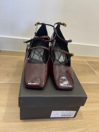Zapatos Massimo Dutti tacón hebillas burdeos