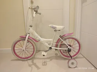 Bicicleta infantil blanca y rosa