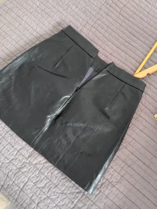 Falda negra cuero sintético con hebilla