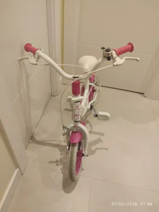 Bicicleta infantil blanca y rosa