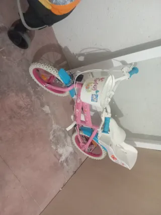 Bicicleta infantil rosa con cesta
