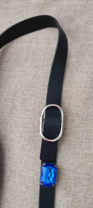 Cintura nera con gemme colorate