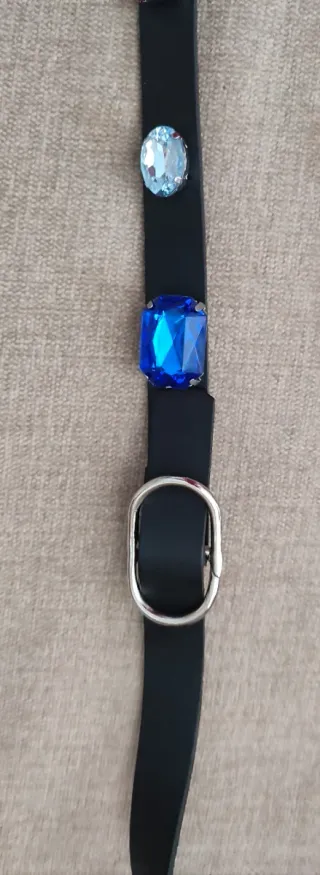 Cintura nera con gemme colorate